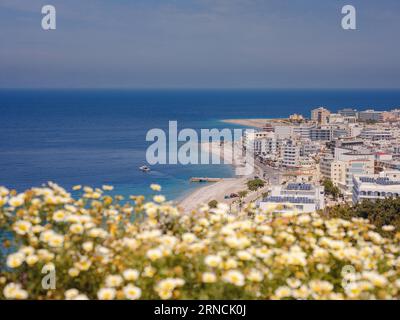 Reisen Sie nach Griechenland, den Mittelmeerinseln Rhodos. Ägäischer Strand mit Sonnenschirmen in der Stadt Rhodos Blick oben Stockfoto