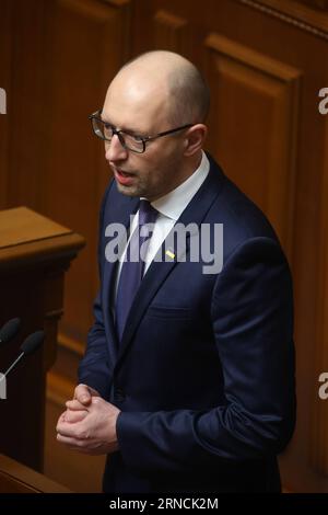 (160414) -- KIEW, 14. April 2016 () -- der ehemalige ukrainische Premierminister Arsenij Jatsenjuk spricht auf einer parlamentssitzung, nachdem das parlament seinen Rücktritt in Kiew, Ukraine am 14. April 2016 angenommen hatte. Das ukrainische parlament billigte die Bildung eines neuen Kabinetts am Donnerstag nach einer Ablösung des Premierministers.() UKRAINE-KIEW-NEUES KABINETT-PARLAMENT-GENEHMIGUNG Xinhua PUBLICATIONxNOTxINxCHN 160414 Kiew 14. April 2016 der frühere ukrainische Premierminister Arseniy Yatsenyuk spricht AUF einer Parlamentssitzung, nachdem das Parlament seinen Rücktritt in der Kiew Ukraine AM 14. April angenommen hatte 2016 Der Ukrainische Pa Stockfoto