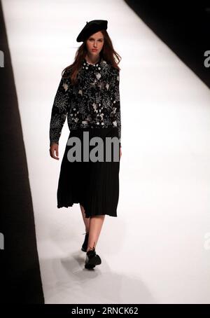 (160415) -- SHANGHAI, 14. April 2016 -- Ein Modell präsentiert eine Kreation der Marke Naivee während der Shanghai Fashion Week in Shanghai, Ostchina, 14. April 2016. ) (Ry) CHINA-SHANGHAI-FASHION WEEK (CN) ZhuangxYi PUBLICATIONxNOTxINxCHN 160415 Shanghai 14. April 2016 ein Modell präsentiert eine Kreation der Marke NAIVEE während der Shanghai Fashion Week in Shanghai East China 14. April 2016 Ry China Shanghai Fashion Week CN ZhuangxYi PUBLICATIONxNOTxINxCHN Stockfoto