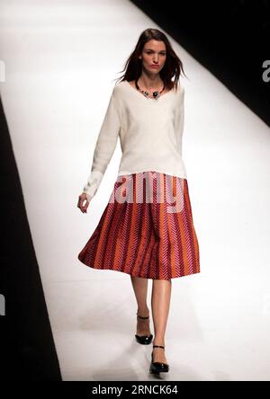 (160415) -- SHANGHAI, 14. April 2016 -- Ein Modell präsentiert eine Kreation der Marke Naivee während der Shanghai Fashion Week in Shanghai, Ostchina, 14. April 2016. ) (Ry) CHINA-SHANGHAI-FASHION WEEK (CN) ZhuangxYi PUBLICATIONxNOTxINxCHN 160415 Shanghai 14. April 2016 ein Modell präsentiert eine Kreation der Marke NAIVEE während der Shanghai Fashion Week in Shanghai East China 14. April 2016 Ry China Shanghai Fashion Week CN ZhuangxYi PUBLICATIONxNOTxINxCHN Stockfoto
