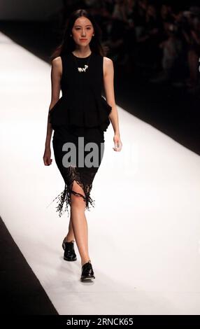 (160415) -- SHANGHAI, 14. April 2016 -- Ein Modell präsentiert eine Kreation der Marke Naivee während der Shanghai Fashion Week in Shanghai, Ostchina, 14. April 2016. ) (Ry) CHINA-SHANGHAI-FASHION WEEK (CN) ZhuangxYi PUBLICATIONxNOTxINxCHN 160415 Shanghai 14. April 2016 ein Modell präsentiert eine Kreation der Marke NAIVEE während der Shanghai Fashion Week in Shanghai East China 14. April 2016 Ry China Shanghai Fashion Week CN ZhuangxYi PUBLICATIONxNOTxINxCHN Stockfoto