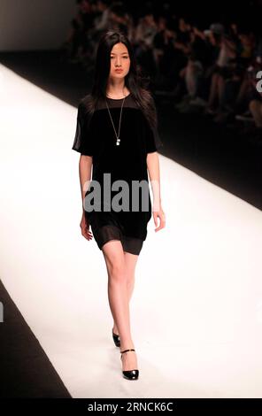 (160415) -- SHANGHAI, 14. April 2016 -- Ein Modell präsentiert eine Kreation der Marke Naivee während der Shanghai Fashion Week in Shanghai, Ostchina, 14. April 2016. ) (Ry) CHINA-SHANGHAI-FASHION WEEK (CN) ZhuangxYi PUBLICATIONxNOTxINxCHN 160415 Shanghai 14. April 2016 ein Modell präsentiert eine Kreation der Marke NAIVEE während der Shanghai Fashion Week in Shanghai East China 14. April 2016 Ry China Shanghai Fashion Week CN ZhuangxYi PUBLICATIONxNOTxINxCHN Stockfoto