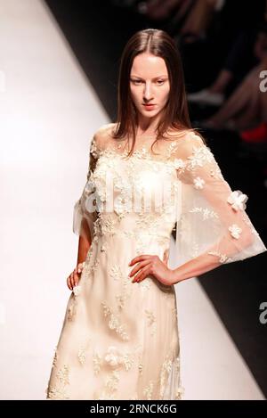 (160415) -- SHANGHAI, 14. April 2016 -- Ein Modell präsentiert eine Kreation der Marke Lacava während der Shanghai Fashion Week in Shanghai, Ostchina, 14. April 2016. ) (Ry) CHINA-SHANGHAI-FASHION WEEK (CN) ZhuangxYi PUBLICATIONxNOTxINxCHN 160415 Shanghai 14. April 2016 ein Modell präsentiert eine Kreation der Marke LACAVA während der Shanghai Fashion Week in Shanghai East China 14. April 2016 Ry China Shanghai Fashion Week CN ZhuangxYi PUBLICATIONxNOTxINxCHN Stockfoto