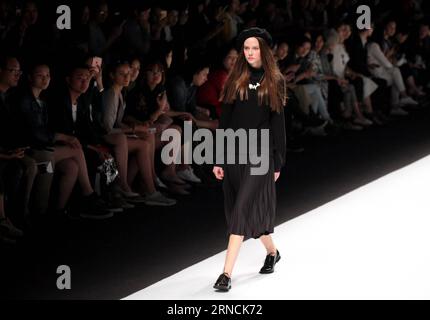 (160415) -- SHANGHAI, 14. April 2016 -- Ein Modell präsentiert eine Kreation der Marke Naivee während der Shanghai Fashion Week in Shanghai, Ostchina, 14. April 2016. ) (Ry) CHINA-SHANGHAI-FASHION WEEK (CN) ZhuangxYi PUBLICATIONxNOTxINxCHN 160415 Shanghai 14. April 2016 ein Modell präsentiert eine Kreation der Marke NAIVEE während der Shanghai Fashion Week in Shanghai East China 14. April 2016 Ry China Shanghai Fashion Week CN ZhuangxYi PUBLICATIONxNOTxINxCHN Stockfoto
