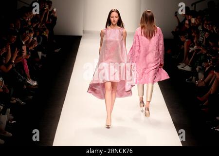 (160415) -- SHANGHAI, 14. April 2016 -- Models präsentieren Kreationen der Marke Lacava während der Shanghai Fashion Week in Shanghai, Ostchina, 14. April 2016. ) (Ry) CHINA-SHANGHAI-FASHION WEEK (CN) ZhuangxYi PUBLICATIONxNOTxINxCHN 160415 Shanghai 14. April 2016 Models präsentieren Kreationen der Marke LACAVA während der Shanghai Fashion Week in Shanghai East China 14. April 2016 Ry China Shanghai Fashion Week CN ZhuangxYi PUBLICATIONxNOTxINxCHN Stockfoto