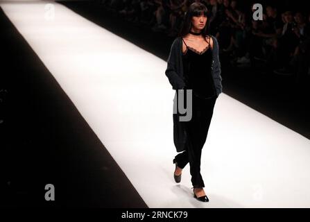 (160415) -- SHANGHAI, 14. April 2016 -- Ein Modell präsentiert eine Kreation der Marke Naivee während der Shanghai Fashion Week in Shanghai, Ostchina, 14. April 2016. ) (Ry) CHINA-SHANGHAI-FASHION WEEK (CN) ZhuangxYi PUBLICATIONxNOTxINxCHN 160415 Shanghai 14. April 2016 ein Modell präsentiert eine Kreation der Marke NAIVEE während der Shanghai Fashion Week in Shanghai East China 14. April 2016 Ry China Shanghai Fashion Week CN ZhuangxYi PUBLICATIONxNOTxINxCHN Stockfoto
