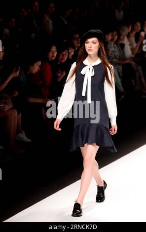 (160415) -- SHANGHAI, 14. April 2016 -- Ein Modell präsentiert eine Kreation der Marke Naivee während der Shanghai Fashion Week in Shanghai, Ostchina, 14. April 2016. ) (Ry) CHINA-SHANGHAI-FASHION WEEK (CN) ZhuangxYi PUBLICATIONxNOTxINxCHN 160415 Shanghai 14. April 2016 ein Modell präsentiert eine Kreation der Marke NAIVEE während der Shanghai Fashion Week in Shanghai East China 14. April 2016 Ry China Shanghai Fashion Week CN ZhuangxYi PUBLICATIONxNOTxINxCHN Stockfoto