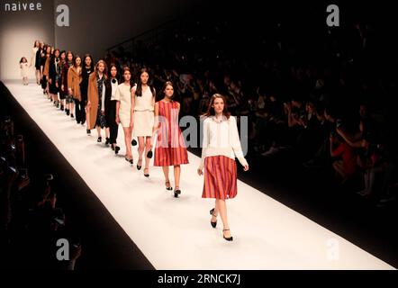 (160415) -- SHANGHAI, 14. April 2016 -- Models präsentieren Kreationen der Marke Naivee während der Shanghai Fashion Week in Shanghai, Ostchina, 14. April 2016. ) (Ry) CHINA-SHANGHAI-FASHION WEEK (CN) ZhuangxYi PUBLICATIONxNOTxINxCHN 160415 Shanghai 14. April 2016 Models präsentieren Kreationen der Marke NAIVEE während der Shanghai Fashion Week in Shanghai East China 14. April 2016 Ry China Shanghai Fashion Week CN ZhuangxYi PUBLICATIONxNOTxINxCHN Stockfoto
