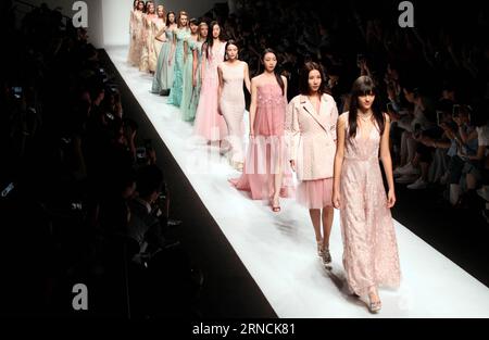 (160415) -- SHANGHAI, 14. April 2016 -- Models präsentieren Kreationen der Marke Lacava während der Shanghai Fashion Week in Shanghai, Ostchina, 14. April 2016. ) (Ry) CHINA-SHANGHAI-FASHION WEEK (CN) ZhuangxYi PUBLICATIONxNOTxINxCHN 160415 Shanghai 14. April 2016 Models präsentieren Kreationen der Marke LACAVA während der Shanghai Fashion Week in Shanghai East China 14. April 2016 Ry China Shanghai Fashion Week CN ZhuangxYi PUBLICATIONxNOTxINxCHN Stockfoto
