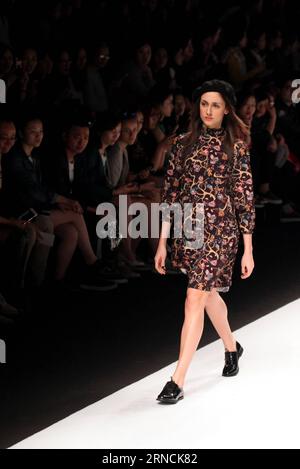(160415) -- SHANGHAI, 14. April 2016 -- Ein Modell präsentiert eine Kreation der Marke Naivee während der Shanghai Fashion Week in Shanghai, Ostchina, 14. April 2016. ) (Ry) CHINA-SHANGHAI-FASHION WEEK (CN) ZhuangxYi PUBLICATIONxNOTxINxCHN 160415 Shanghai 14. April 2016 ein Modell präsentiert eine Kreation der Marke NAIVEE während der Shanghai Fashion Week in Shanghai East China 14. April 2016 Ry China Shanghai Fashion Week CN ZhuangxYi PUBLICATIONxNOTxINxCHN Stockfoto