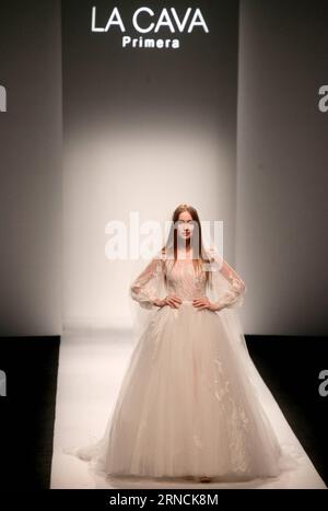(160415) -- SHANGHAI, 14. April 2016 -- Ein Modell präsentiert eine Kreation der Marke Lacava während der Shanghai Fashion Week in Shanghai, Ostchina, 14. April 2016. ) (Ry) CHINA-SHANGHAI-FASHION WEEK (CN) ZhuangxYi PUBLICATIONxNOTxINxCHN 160415 Shanghai 14. April 2016 ein Modell präsentiert eine Kreation der Marke LACAVA während der Shanghai Fashion Week in Shanghai East China 14. April 2016 Ry China Shanghai Fashion Week CN ZhuangxYi PUBLICATIONxNOTxINxCHN Stockfoto