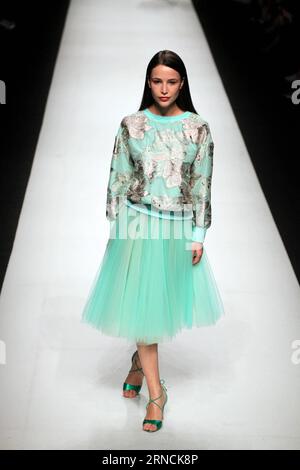 (160415) -- SHANGHAI, 14. April 2016 -- Ein Modell präsentiert eine Kreation der Marke Lacava während der Shanghai Fashion Week in Shanghai, Ostchina, 14. April 2016. ) (Ry) CHINA-SHANGHAI-FASHION WEEK (CN) ZhuangxYi PUBLICATIONxNOTxINxCHN 160415 Shanghai 14. April 2016 ein Modell präsentiert eine Kreation der Marke LACAVA während der Shanghai Fashion Week in Shanghai East China 14. April 2016 Ry China Shanghai Fashion Week CN ZhuangxYi PUBLICATIONxNOTxINxCHN Stockfoto