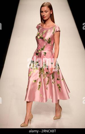 (160415) -- SHANGHAI, 14. April 2016 -- Ein Modell präsentiert eine Kreation der Marke Lacava während der Shanghai Fashion Week in Shanghai, Ostchina, 14. April 2016. ) (Ry) CHINA-SHANGHAI-FASHION WEEK (CN) ZhuangxYi PUBLICATIONxNOTxINxCHN 160415 Shanghai 14. April 2016 ein Modell präsentiert eine Kreation der Marke LACAVA während der Shanghai Fashion Week in Shanghai East China 14. April 2016 Ry China Shanghai Fashion Week CN ZhuangxYi PUBLICATIONxNOTxINxCHN Stockfoto