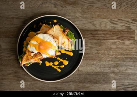 Club-Sandwich mit gegrilltem Hühnchen, Spiegeleiern, Gemüse und Cheddar-Käse-Dip Stockfoto