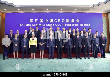 PEKING, 15. April 2016 -- der chinesische Vize-Premier Wang Yang (6. R vordere Reihe) und der australische Premierminister Malcolm Turnbull (6. L vordere Reihe) posieren für ein Gruppenbild mit Unternehmern, die am 5. Australien-China CEO-Rundtisch in Peking, der Hauptstadt Chinas, am 15. April 2016 teilnahmen. Das Rundtischgespräch fand hier am Freitag statt. )(wjq) CHINA-BEIJING-WANG YANG-AUSTRALIA-CEO ROUNDTABLE (CN) LixTao PUBLICATIONxNOTxINxCHN Peking 15. April 2016 chinesischer Vize-Premier Wang Yang 6. R Front ROW und australische Premierminister Malcolm Turnbull 6. L Front ROW posieren für ein Gruppenbild mit Entrepren Stockfoto