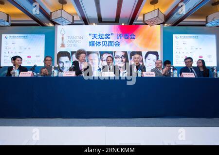 PEKING, 15. April 2016 -- Eine Pressekonferenz der internationalen Jury des Tiantan-Preises des 6. Internationalen Filmfestivals in Peking, Hauptstadt Chinas, findet am 15. April 2016 statt. Das Filmfestival findet vom 16. Bis 23. April in Peking statt. Unter dem Vorsitz von Brett Ratner sind Teddy Chan aus Hongkong, der deutsche Regisseur Florian Henckel von Donnersmarck, der rumänische Regisseur Corneliu Porumboiu, der japanische Regisseur Yojiro Takita, der bosnische Regisseur Danis Tanovic und die chinesische Schauspielerin Xu Qing die Jury des Tiantan Awards. )(MCG) CHINA-BEIJING-FILM FESTIVAL-TIANTAN AWARD-JURY (CN) CHE Stockfoto