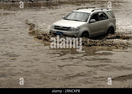 Ein Fahrzeug fährt am 15. April 2016 in Sanaa, Jemen, durch Überschwemmungen. Starke Regenfälle in mehreren jemenitischen Provinzen haben zu Überschwemmungen geführt, bei denen mindestens 16 Menschen ums Leben kamen. ) JEMEN-SANAA-STARKREGEN HanixAli PUBLICATIONxNOTxINxCHN ein Fahrzeug fährt durch Hochwasser nach Starkregen in Sanaa Jemen AM 15. April 2016 Starkregen in mehreren jemenitischen Provinzen hat ZU Überschwemmungen GEFÜHRT, die mindestens 16 Prominente GETÖTET haben. Jemen Sanaa Starkregen HanixAli PUBLICATIONxNOTxINxCHN Stockfoto