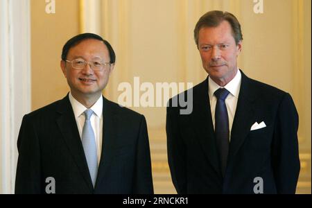 BRÜSSEL, 15. April 2016 -- Großherzog Henri von Luxemburg (R) trifft sich mit dem chinesischen Staatsrat Yang Jiechi in Luxemburg, 15. April 2016. ) LUXEMBURG-CHINA-YANG JIECHI-BESUCH WangxXiaojun PUBLICATIONxNOTxINxCHN Brüssel 15. April 2016 Großherzog Henri von Luxemburg trifft sich mit den chinesischen Staatsräten Yang Jiechi in Luxemburg 15. April 2016 Luxemburg China Yang Jiechi Besuch WangxXiaojun PUBLICATIONxNOTxINxCHN Stockfoto