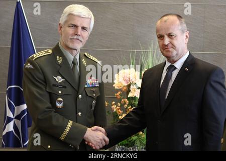 Der slowakische Verteidigungsminister Peter Gajdos (R) gibt dem Chef des NATO-Militärkomitees, Petr Pavel, in Bratislava, der Hauptstadt der Slowakei, die Hand, am 15. April 2016. ) SLOWAKEI-BRATISLAVA-NATO-MILITÄRKOMITEE HAUPTTAGUNG AndrejxKlizan PUBLICATIONxNOTxINxCHN die slowakischen Verteidigungsminister Peter Gajdos r gibt mit dem Chef des NATO-Militärkomitees Petr Pavel in Bratislava Hauptstadt der Slowakei 15. April 2016 Slowakei Bratislava NATO-Militärkomitee Haupttagung AndrejxKlizan PUBLICATIONxNOTxINxCHN die Hand Stockfoto