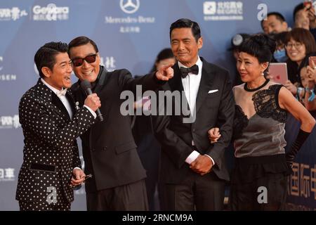 6. Internationales Filmfestival in Peking - Eröffnung (160416) -- PEKING, 16. April 2016 -- Schauspieler Aaron Kwok (1. L), Tony Leung Ka Fai (2. L), Chow Yun Fat (2. R) und seine Frau Jasmine Tan nahmen an einer Veranstaltung mit rotem Teppich Teil, die anlässlich der Eröffnungszeremonie des 6. internationalen Filmfestivals in Peking (BJIFF) am 16. April 2016 in Peking, der Hauptstadt Chinas, stattfand. Die BJIFF startete am Samstag und wird bis zum 23. April dauern. ) (mp) CHINA-BEIJING-FILM FESTIVAL-OPENING (CN) ChenxBin PUBLICATIONxNOTxINxCHN 6 Internationales FILMFESTIVAL in Peking Eröffnung 160416 Peking 16 April 2016 Schauspieler Aaron Kwok 1st l Tony Leu Stockfoto