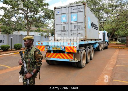 Vorbereitungen für die Vernichtung von Elfenbein in Nairobi, Kenia (160416) -- NAIROBI, 15. April 2016 -- Ein KWS-Ranger steht am 15. April 2016 in der Nähe eines mit Elfenbein beladenen Containers im KWS-Hauptquartier in Nairobi, Kenia, wachsam. Mit Elfenbein beladene Container aus verschiedenen Teilen Kenias trafen am Freitag im KWS-Hauptquartier in Nairobi ein. Kenia wird am 30. April mindestens 105 Tonnen Elfenbein und eine Tonne Nashorn abfackeln, um Kenias Engagement zu verstärken, die Gefahr der Wilderei zu beseitigen. ) KENIA-NAIROBI-ELFENBEINLADUNG PanxSiwei PUBLICATIONxNOTxINxCHN-Präparate für die D Stockfoto