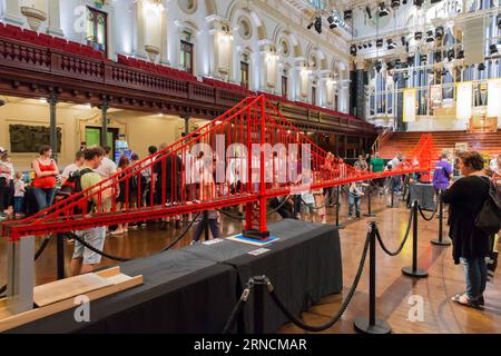 (160416) -- SYDNEY, 16. April 2016 -- Foto vom 16. April 2016 zeigt die Golden Gate Bridge aus LEGO-Ziegeln in der Sydney Town Hall in Sydney, Australien. Die Sydney Brick Show findet im Sydney Town Hall auf 2.500 Quadratmetern und zwei Ebenen statt und zeigt die neuesten originalen LEGO-Ziegelkreationen von über 80 LEGO-Fans aus Sydney und Australien. Die 2012 erstmals stattfindende Veranstaltung ist nun zum fünften Mal im Jahr und begrüßt rund 15.000 Besucher. ) AUSTRALIEN-SYDNEY-LEGO-BRICK SHOW HongyexZhu PUBLICATIONxNOTxINxCHN 160416 Sydney 16. April 2016 Foto aufgenommen AM 16. April 2016 zeigt Golden Stockfoto