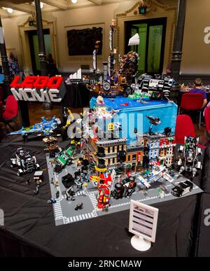 (160416) -- SYDNEY, 16. April 2016 -- Foto aufgenommen am 16. April 2016 zeigt eine Szene aus LEGO Movie aus LEGO-Ziegeln in der Sydney Town Hall in Sydney, Australien. Die Sydney Brick Show findet im Sydney Town Hall auf 2.500 Quadratmetern und zwei Ebenen statt und zeigt die neuesten originalen LEGO-Ziegelkreationen von über 80 LEGO-Fans aus Sydney und Australien. Die 2012 erstmals stattfindende Veranstaltung ist nun zum fünften Mal im Jahr und begrüßt rund 15.000 Besucher. ) AUSTRALIA-SYDNEY-LEGO-BRICK SHOW HongyexZhu PUBLICATIONxNOTxINxCHN 160416 Sydney April 16 2016 Foto aufgenommen AM 16 April 2016 zeigt A Stockfoto