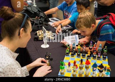 (160416) -- SYDNEY, 16. April 2016 -- Ein Mitarbeiter zeigt einem Kind, wie man einen batman mit LEGO im Sydney Town Hall in Sydney, Australien, am 16. April 2016 macht. Die Sydney Brick Show findet im Sydney Town Hall auf 2.500 Quadratmetern und zwei Ebenen statt und zeigt die neuesten originalen LEGO-Ziegelkreationen von über 80 LEGO-Fans aus Sydney und Australien. Die 2012 erstmals stattfindende Veranstaltung ist nun zum fünften Mal im Jahr und begrüßt rund 15.000 Besucher. ) AUSTRALIEN-SYDNEY-LEGO-BRICK SHOW HongyexZhu PUBLICATIONxNOTxINxCHN 160416 Sydney 16. April 2016 ein Mitarbeiter zeigt ein Kind wie man macht Stockfoto