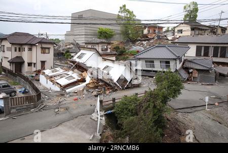 (160416) -- KUMAMOTO, 16. April 2016 -- Häuser werden durch das Erdbeben in Mashiki, Präfektur Kumamoto im Südwesten Japans, 16. April 2016 zerstört. Mindestens 22 Menschen wurden nach einem Erdbeben der Stärke 7,3, das Japans südwestliche Präfektur Kumamoto am Samstag erschütterte, als tot bestätigt, wodurch die Gesamtzahl der Toten seit Donnerstag auf 31 gestiegen ist. ) JAPAN-KUMAMOTO-ERDBEBEN-NACHWIRKUNGEN LiuxTian PUBLICATIONxNOTxINxCHN 160416 Kumamoto 16. April 2016 Häuser werden durch das Erdbeben in der Präfektur Mashiki Kumamoto im Südwesten Japans am 16. April 2016 zerstört mindestens 22 Prominente sind tot bestätigt worden Stockfoto