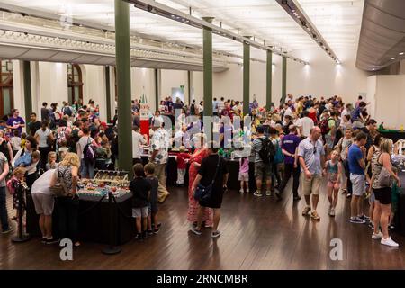 (160416) -- SYDNEY, 16. April 2016 -- Menschen besuchen die Sydney Brick Show im Sydney Town Hall in Sydney, Australien, 16. April 2016. Die Sydney Brick Show findet im Sydney Town Hall auf 2.500 Quadratmetern und zwei Ebenen statt und zeigt die neuesten originalen LEGO-Ziegelkreationen von über 80 LEGO-Fans aus Sydney und Australien. Die 2012 erstmals stattfindende Veranstaltung ist nun zum fünften Mal im Jahr und begrüßt rund 15.000 Besucher. ) AUSTRALIA-SYDNEY-LEGO-BRICK SHOW HongyexZhu PUBLICATIONxNOTxINxCHN 160416 Sydney 16. April 2016 Prominente besuchen die Sydney Brick Show in DER Sydney Town Hall in Stockfoto