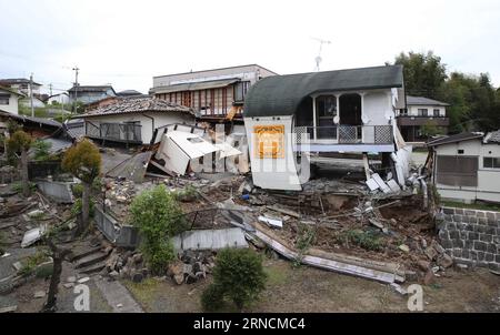 (160416) -- KUMAMOTO, 16. April 2016 -- Häuser werden durch das Erdbeben in Mashiki, Präfektur Kumamoto im Südwesten Japans, 16. April 2016 zerstört. Mindestens 22 Menschen wurden nach einem Erdbeben der Stärke 7,3, das Japans südwestliche Präfektur Kumamoto am Samstag erschütterte, als tot bestätigt, wodurch die Gesamtzahl der Toten seit Donnerstag auf 31 gestiegen ist. ) JAPAN-KUMAMOTO-ERDBEBEN-NACHWIRKUNGEN LiuxTian PUBLICATIONxNOTxINxCHN 160416 Kumamoto 16. April 2016 Häuser werden durch das Erdbeben in der Präfektur Mashiki Kumamoto im Südwesten Japans am 16. April 2016 zerstört mindestens 22 Prominente sind tot bestätigt worden Stockfoto