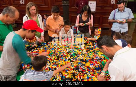 (160416) -- SYDNEY, 16. April 2016 -- Menschen kreieren mit LEGO-Ziegeln in der Sydney Town Hall in Sydney, Australien, 16. April 2016. Die Sydney Brick Show findet im Sydney Town Hall auf 2.500 Quadratmetern und zwei Ebenen statt und zeigt die neuesten originalen LEGO-Ziegelkreationen von über 80 LEGO-Fans aus Sydney und Australien. Die 2012 erstmals stattfindende Veranstaltung ist nun zum fünften Mal im Jahr und begrüßt rund 15.000 Besucher. ) AUSTRALIA-SYDNEY-LEGO-BRICK SHOW HongyexZhu PUBLICATIONxNOTxINxCHN 160416 Sydney 16. April 2016 Prominente mit Lego-Ziegeln IM Sydney Town Hall in Sydney aus Stockfoto