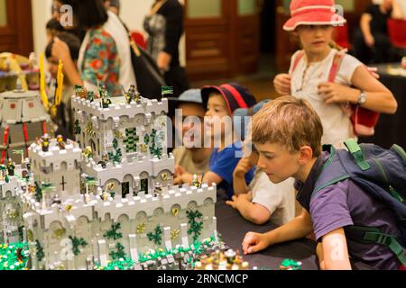 (160416) -- SYDNEY, 16. April 2016 -- Kinder besuchen die Sydney Brick Show im Sydney Town Hall in Sydney, Australien, 16. April 2016. Die Sydney Brick Show findet im Sydney Town Hall auf 2.500 Quadratmetern und zwei Ebenen statt und zeigt die neuesten originalen LEGO-Ziegelkreationen von über 80 LEGO-Fans aus Sydney und Australien. Die 2012 erstmals stattfindende Veranstaltung ist nun zum fünften Mal im Jahr und begrüßt rund 15.000 Besucher. ) AUSTRALIEN-SYDNEY-LEGO-BRICK SHOW HongyexZhu PUBLICATIONxNOTxINxCHN 160416 Sydney 16. April 2016 Kinder besuchen die Sydney Brick Show IN DER Sydney Town Hall in S Stockfoto