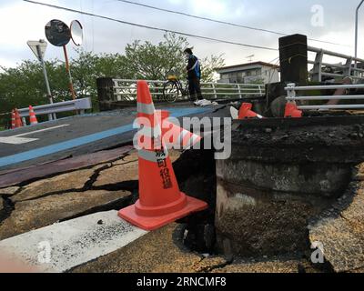 Schäden nach den schweren Erdbeben in Japan (160417) -- KUMAMOTO, 17. April 2016 -- Foto vom 17. April 2016 zeigt die durch Erdbeben zerstörte Straße in Mashiki, Präfektur Kumamoto im Südwesten Japans. Mindestens 22 Menschen wurden nach einem Erdbeben der Stärke 7,3, das Japans südwestliche Präfektur Kumamoto am Samstag erschütterte, als tot bestätigt, wodurch die Gesamtzahl der Toten seit Donnerstag auf 31 gestiegen ist. ) JAPAN-KUMAMOTO-ERDBEBEN-NACHWIRKUNGEN HuaxYi PUBLICATIONxNOTxINxCHN Schäden nach den schweren Erdbeben in Japan 160417 Kumamoto 17. April 2016 Foto vom 17. April 2016 zeigt die zerstörte Straße Stockfoto