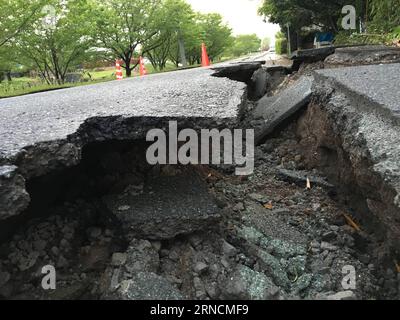 Schäden nach den schweren Erdbeben in Japan (160417) -- KUMAMOTO, 17. April 2016 -- Foto vom 17. April 2016 zeigt die durch Erdbeben zerstörte Straße in Mashiki, Präfektur Kumamoto im Südwesten Japans. Mindestens 22 Menschen wurden nach einem Erdbeben der Stärke 7,3, das Japans südwestliche Präfektur Kumamoto am Samstag erschütterte, als tot bestätigt, wodurch die Gesamtzahl der Toten seit Donnerstag auf 31 gestiegen ist. ) JAPAN-KUMAMOTO-ERDBEBEN-NACHWIRKUNGEN HuaxYi PUBLICATIONxNOTxINxCHN Schäden nach den schweren Erdbeben in Japan 160417 Kumamoto 17. April 2016 Foto vom 17. April 2016 zeigt die zerstörte Straße Stockfoto