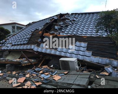 Schäden nach den schweren Erdbeben in Japan (160417) -- KUMAMOTO, 17. April 2016 -- Foto vom 17. April 2016 zeigt das durch Erdbeben zerstörte Haus in Mashiki, Präfektur Kumamoto im Südwesten Japans. Mindestens 22 Menschen wurden nach einem Erdbeben der Stärke 7,3, das Japans südwestliche Präfektur Kumamoto am Samstag erschütterte, als tot bestätigt, wodurch die Gesamtzahl der Toten seit Donnerstag auf 31 gestiegen ist. ) JAPAN-KUMAMOTO-ERDBEBEN-NACHWIRKUNGEN HuaxYi PUBLICATIONxNOTxINxCHN Schäden nach den schweren Erdbeben in Japan 160417 Kumamoto 17. April 2016 Foto aufgenommen AM 17. April 2016 zeigt das Haus zerstören Stockfoto