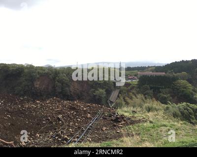 Schäden nach den schweren Erdbeben in Japan (160417) -- KUMAMOTO, 17. April 2016 -- Foto vom 17. April 2016 zeigt eine Brücke, die nach einem Erdbeben in der Präfektur Kumamoto im Südwesten Japans durch Erdrutsche zerstört wurde. Ein starkes Erdbeben der Stärke 7,3 traf die Insel Kyushu im Südwesten Japans am frühen Samstag, nur einen Tag nach einem beträchtlichen Vorsprung, der die Region traf, wobei die Zahl der Todesopfer nach den neuesten Zahlen am Sonntag bei 41 lag. ) JAPAN-KUMAMOTO-ERDBEBEN-NACHWIRKUNGEN HuaxYi PUBLICATIONxNOTxINxCHN Schäden nach den schweren Erdbeben in Japan 160417 Kumamoto 17. April Stockfoto