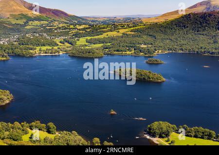 Derwentwater und die Stadt Keswick im englischen Lake District an einem heißen Sommertag Stockfoto