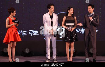 (160417) -- PEKING, 17. April 2016 -- Schauspieler Wallace Chung (2. L), Schauspieler Lee Jung Jae (1. R) und Schauspielerin lang Yueting (2. R) nehmen an einer Pressekonferenz für ihren neuen Film Tik Tok in Peking, Hauptstadt von China, am 17. April 2016 Teil. Der Film wird am 15. Juli in China veröffentlicht. )(wjq) CHINA-BEIJING-MOVIE-TIK TOK-PRESS CONFERENCE (CN) YaoxJianfeng PUBLICATIONxNOTxINxCHN 160417 Peking 17. April 2016 Schauspieler Wallace Chung 2. L Schauspieler Lee Young Jae 1. R und Schauspielerin Long Yueting 2. R nehmen an einer Pressekonferenz für ihren neuen Film TIK Tok in Peking Hauptstadt von China Teil 17. April 2016 The Movie will Be rel Stockfoto