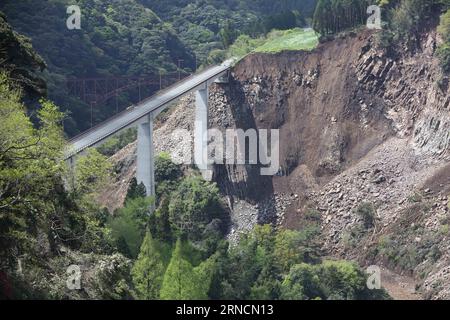 Schäden nach den schweren Erdbeben in Japan (160417) -- KUMAMOTO, 17. April 2016 -- Foto vom 17. April 2016 zeigt einen Erdrutsch nach einem Erdbeben in Minami-Aso, Präfektur Kumamoto im Südwesten Japans, am 17. April 2016. Ein starkes Erdbeben der Stärke 7,3 traf die Insel Kyushu im Südwesten Japans am frühen Samstag, nur einen Tag nach einem beträchtlichen Vorsprung, der die Region traf, wobei die Zahl der Todesopfer nach den neuesten Zahlen am Sonntag bei 41 lag. ) JAPAN-KUMAMOTO-ERDBEBEN-NACHWIRKUNGEN LiuxTian PUBLICATIONxNOTxINxCHN Schäden nach den schweren Erdbeben in Japan 160417 Kumamo Stockfoto