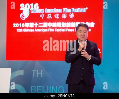 (160417) -- PEKING, 17. April 2016 -- Yu Dong, Gründer und Chief Executive Officer der Bona Film Group, spricht während einer Pressekonferenz des 12. Chinesischen amerikanischen Filmfestivals in Peking, Hauptstadt Chinas, 17. April 2016. Das 12. Chinese American Film Festival findet vom 31. Oktober bis 30. November in den Vereinigten Staaten statt.)(wjq) CHINA-PEKING-CHINESE AMERICAN FILM FESTIVAL-PRESS CONFERENCE (CN) MengxChenguang PUBLICATIONxNOTxINxCHN 160417 Peking 17. April 2016 Yu Dong Gründer und Chief Executive Officer der Bona Film Group spricht während einer PRESSEKONFERENZ der 12. chinesisch-amerikanischer Film Fes Stockfoto