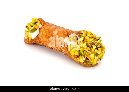 Sizilianisches Cannoli mit Pistazien auf weißem Hintergrund Stockfoto