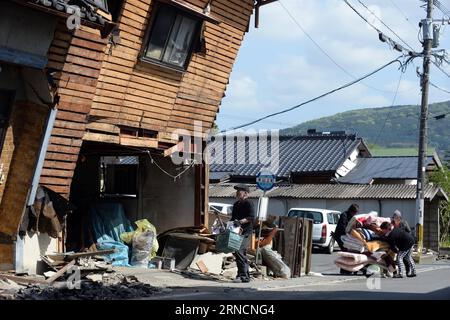 (160417) -- KUMAMOTO, 17. April 2016 -- Bewohner säubern ihre beschädigten Häuser im Erdbebengebiet Mashiki in der Präfektur Kumamoto, Japan, 17. April 2016. Ein starkes Erdbeben der Stärke 7,3 traf die Insel Kyushu im Südwesten Japans am frühen Samstag, nur einen Tag nach einem beträchtlichen Vorsprung, der die Region traf, wobei die Zahl der Todesopfer nach den neuesten Zahlen am Sonntag bei 41 lag. ) (Djj) JAPAN-KUMAMOTO-ERDBEBEN-NACHWIRKUNGEN MaxPing PUBLICATIONxNOTxINxCHN 160417 Kumamoto 17. April 2016 Bewohner von Kumamoto räumen ihre beschädigten Häuser in dem Erdbeben, das Mashiki in Kumamoto PR erschütterte Stockfoto