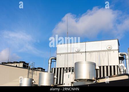 Zentraleinheit der Lüftungs- und Klimaanlage auf dem Dach des Gebäudes. Das Foto wurde bei natürlichem, weichem Licht aufgenommen. Ansicht von oben. Stockfoto