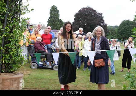 Safran Walden, Großbritannien. September 2023. Die BBC Gardeners' World Autumn Fair findet im Audley End House and Gardens in Essex statt. Der Presenter Frances Tophill eröffnet die Show zusammen mit Emma Crawforth, der Gartenbauredakteurin des BBC Gardeners’ World Magazine. Radio: Eastern Views/Alamy Live News Stockfoto