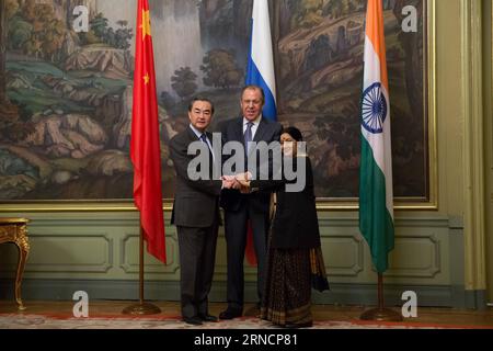 (160418) -- MOSKAU, 18. April 2016 -- der chinesische Außenminister Wang Yi (L), der russische Außenminister Sergej Lawrow (C) und die indische Außenministerin Sushma Swaraj nahmen am 14. Treffen der Außenminister Chinas, Russlands und Indiens am 18. April in Moskau, der russischen Hauptstadt, Teil. 2016. ) RUSSLAND-MOSKAU-CHINA-INDIEN-14. TAGUNG DER AUSSENMINISTER BaixXueqi PUBLICATIONxNOTxINxCHN 160418 Moskau 18. April 2016 Chinesische Außenminister Wang Yi l Russische Außenminister Sergej Lawrow C und die indischen Außenminister Sushma Swaraj nehmen an der 14. Tagung der Außenminist Teil Stockfoto