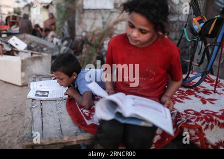 (160419) -- GAZA, 19. April 2016 -- der neunjährige Palästinenser Hamza Farawana (L) liest am 17. April 2016 sein arabisches Buch auf einem Pferdewagen neben seiner Schwester Ola vor ihrem Haus im südlichen Gazastreifen Khan Younis. Der 23. April ist der World Book and Copyright Day. Die Generalkonferenz der UNESCO, die 1995 in Paris stattfand, war eine natürliche Wahl, um den Büchern und Autoren an diesem Tag weltweit Tribut zu zollen und alle zu ermutigen, und vor allem junge Menschen, die Freude am Lesen zu entdecken und die unersetzlichen Beiträge derer, die noch mehr haben, erneut zu respektieren Stockfoto