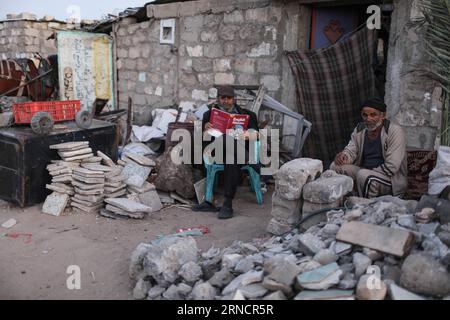 (160419) -- GAZA, 19. April 2016 -- der Palästinenser Fathi Abu Habib (L), 55, liest am 17. April 2016 vor seinem Haus im südlichen Gazastreifen Khan Younis das englische Buch seines Sohnes. Fathi liest gut Englisch und unterrichtet seine Kinder gerne Englisch. Der 23. April ist der World Book and Copyright Day. Die Generalkonferenz der UNESCO, die 1995 in Paris stattfand, war eine natürliche Wahl, um den Büchern und Autoren an diesem Tag weltweit Tribut zu zollen und alle, insbesondere junge Menschen, dazu zu ermutigen, die Freude am Lesen zu entdecken und die unersetzlichen Beiträge o erneut zu respektieren Stockfoto