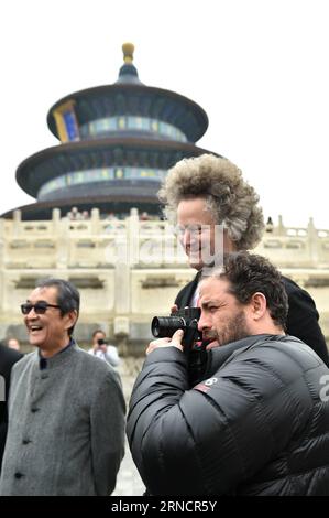 (160419) -- PEKING, 19. April 2016 -- Regisseur Brett Ratner aus den Vereinigten Staaten, der deutsche Regisseur Florian Henckel-Donnersmarck und die japanische Regisseurin Takita Youjirou (von nah bis fern), Jurymitglieder des 6. internationalen Filmfestivals in Peking, besuchen die Halle des Gebets für gute Ernte im Himmelstempel in Peking, Hauptstadt von China, 19. April 2016. )(wjq) CHINA-BEIJING-FILM FESTIVAL-JURY-TEMPEL DES HIMMELS (CN) LixXin PUBLICATIONxNOTxINxCHN 160419 Peking 19. April 2016 Direktor Ratner aus den Vereinigten Staaten Deutscher Regisseur Florian Henckel Donnersmarck und japanischer Regisseur Stockfoto