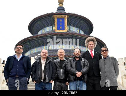 (160419) -- PEKING, 19. April 2016 -- Danis Tanovic, Corneliu Porumboiu, Teddy Chan, Brett Ratner, Florian Henckel-Donnersmarck und Takita Youjirou (von L bis R), Jurymitglieder des 6. Internationalen Filmfestivals in Peking, posieren Sie für ein Gruppenbild vor der Halle des Gebets für die gute Ernte im Himmelstempel in Peking, Hauptstadt Chinas, 19. April 2016. )(wjq) CHINA-BEIJING-FILM FESTIVAL-JURY-TEMPLE OF HEAVEN (CN) LixXin PUBLICATIONxNOTxINxCHN 160419 Peking 19. April 2016 Danis Tanovic Corneliu Porumboiu Teddy Chan Board Ratner Florian Henckel Donnersmarck und Takita von l bis r Jur Stockfoto